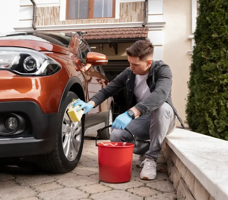 Lavage auto à domicile Saint-Vincent-Rive-d'Olt : professionnel intervenant sur un véhicule